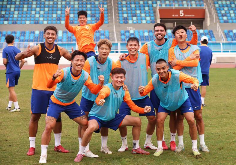 爱游戏体育-小恒17号 小谢7号！泰山非自家青训仅4将 队史4大射手齐聚大球场